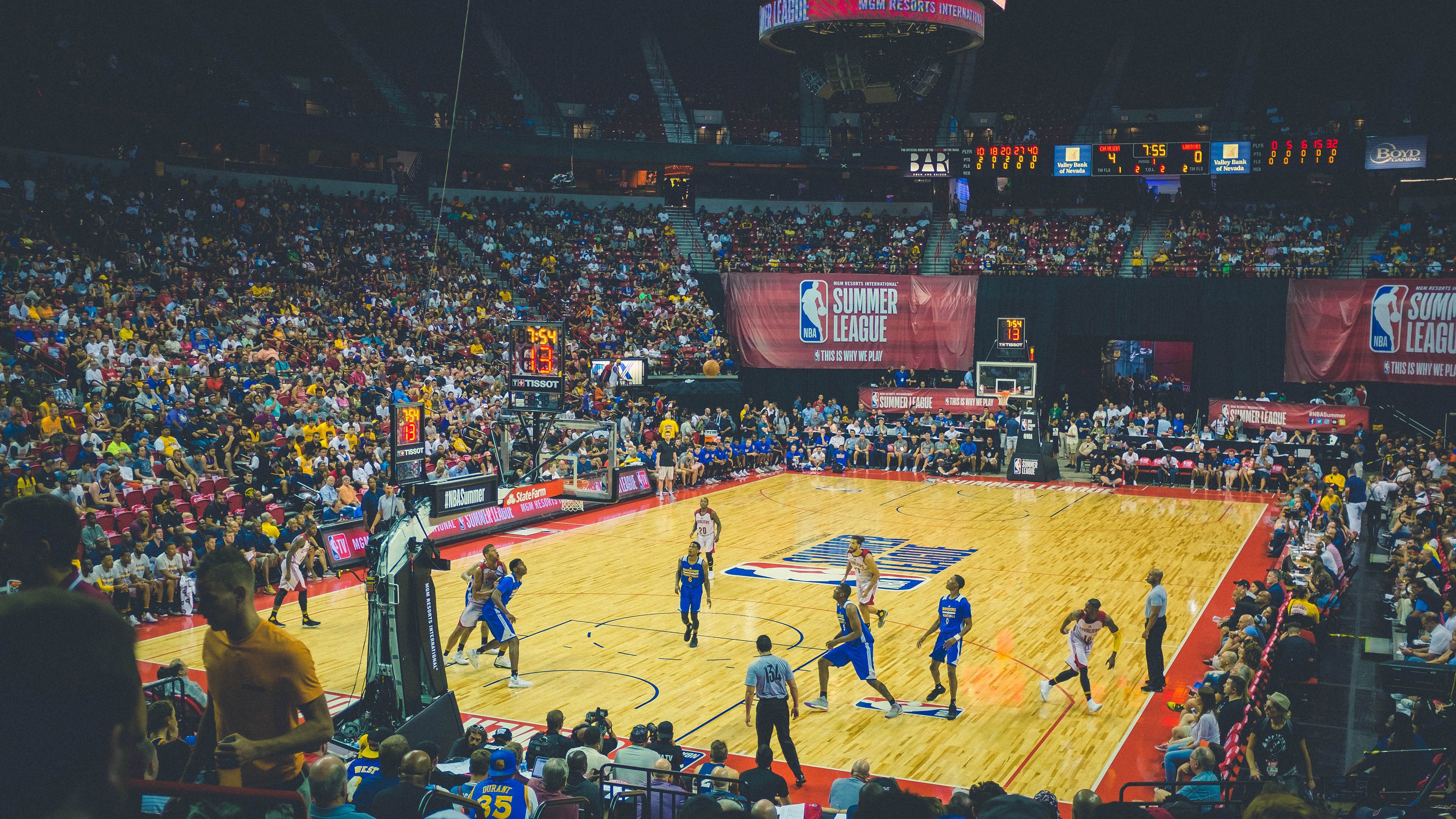 技惊四座,球员飞身扣篮让观众惊呼连连!,飞人扣篮视频