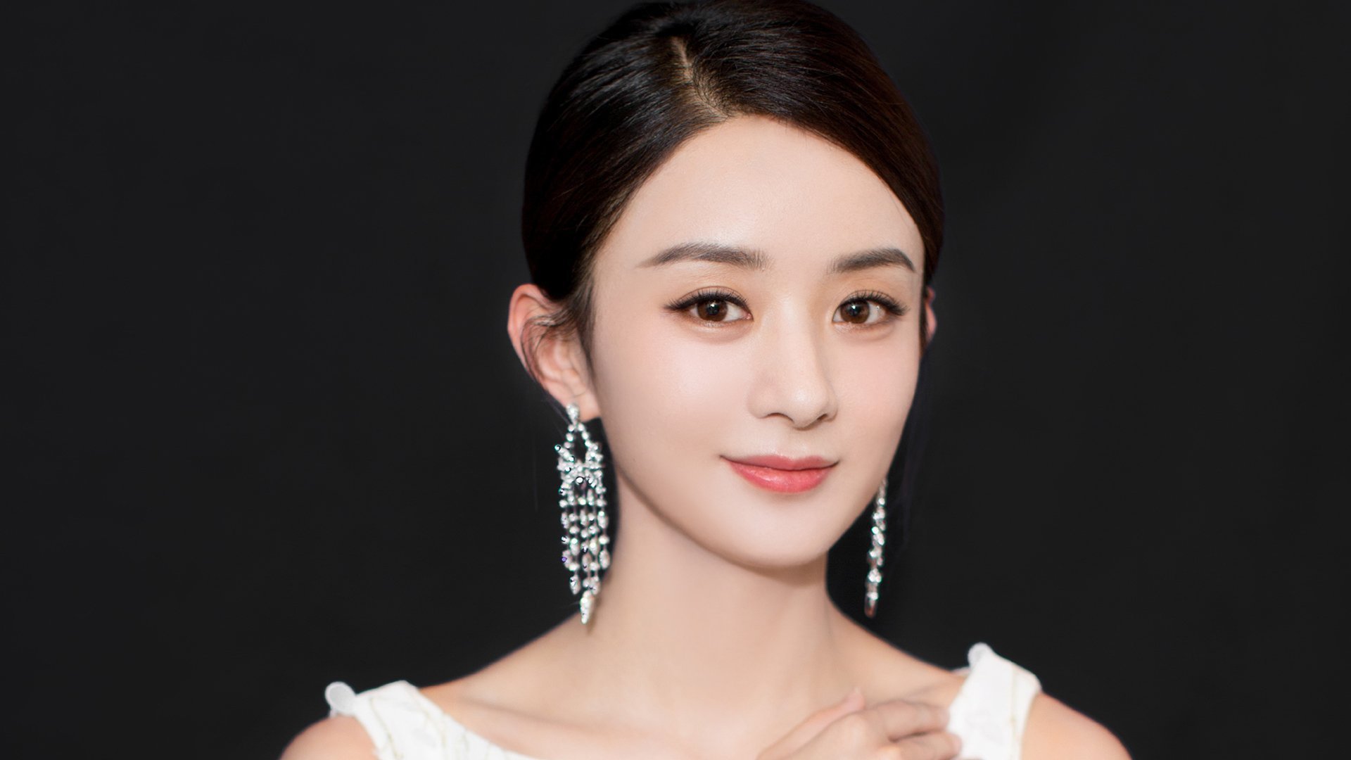 昆明滇足球队在客场比赛中取得突破性进展，昆明市足球比赛