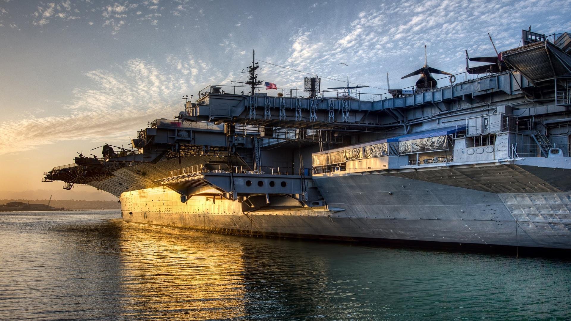 仰泳选手滑行延长,动作连贯,仰泳划水路线